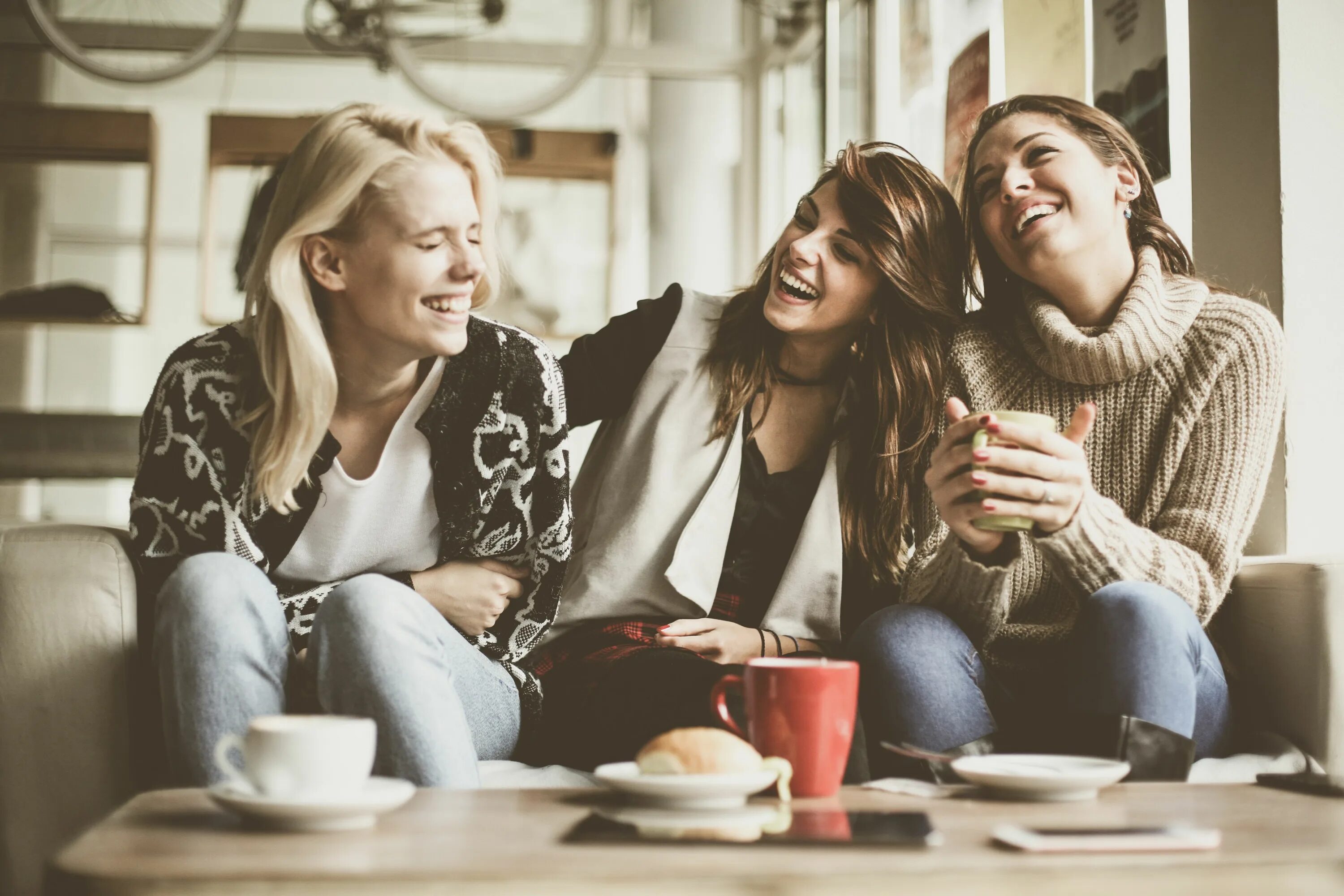 Men women friends. Встреча подруг. Подруги в кофейне. Фотосессия подруг. Посиделки с подругами.