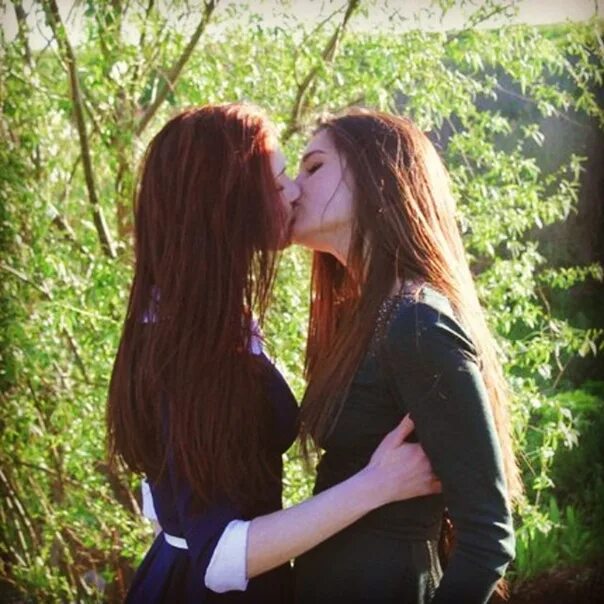 Поцелуй двух девушек. Поцелуй девушек в школе.