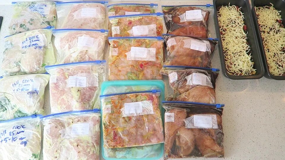 домашние заготовки в морозилку полуфабрикатов. заготовки еды в морозилку полуфабрикаты. заготовки полуфабрикатов в морозилку. продукты в морозилке. заморозка овощей на зиму.