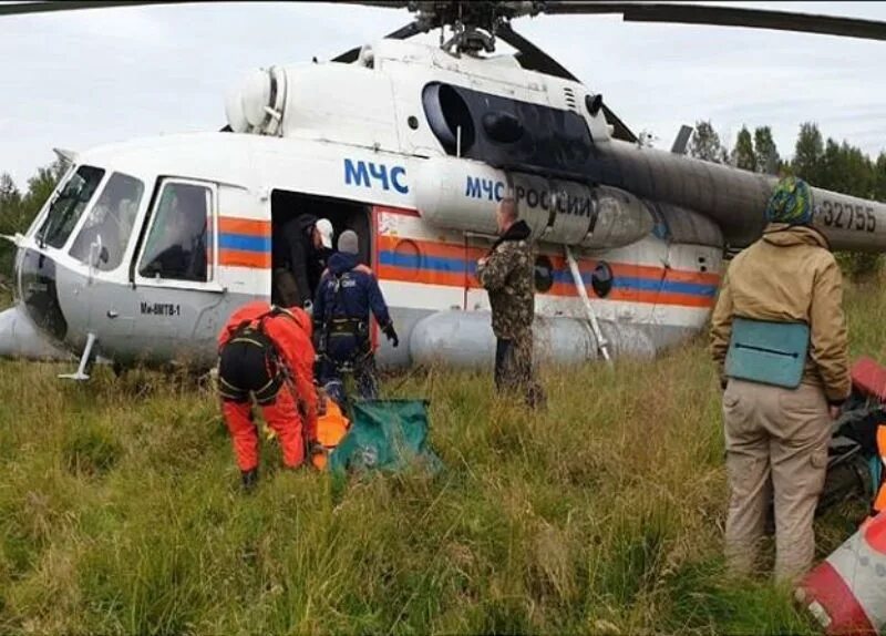 выживание хабаровский авиационно спасательный. мчс вертолет во-105. кудымкарский вертолет мчс. вертолет мчс карелия. подъем пациента на вертолет мчс.
