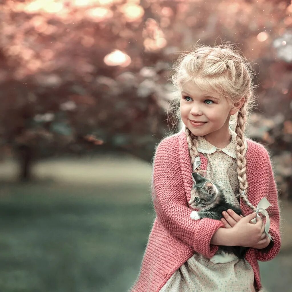 Девочка блондинка слушать. Селькие бледные девушки. Девушка блондинка в наушниках. Красивая девушка с закрытыми глазами. Девушка в очках в профиль.