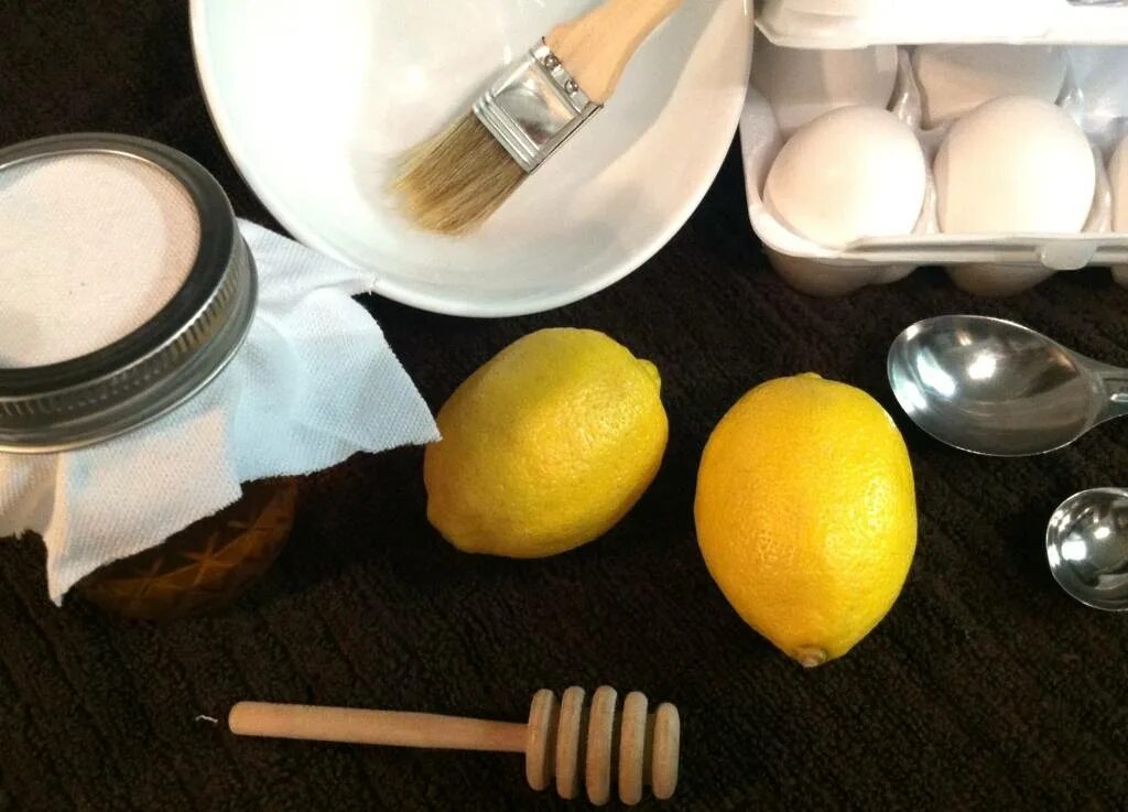 Яичная маска для лица. Ингредиенты для домашней маски для лица. Маска из яйца для лица. Маска для лица с лимоном.