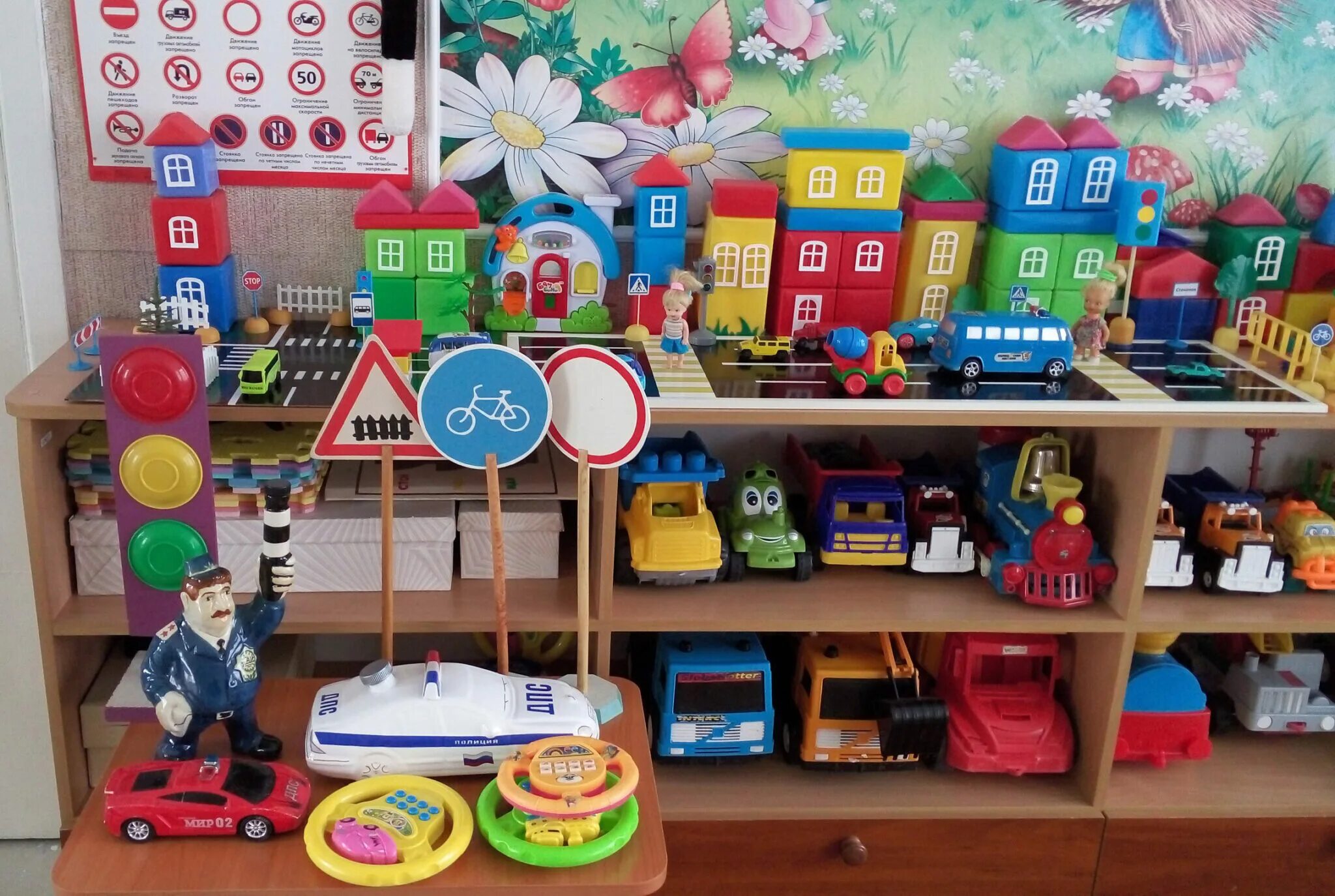 Уголок пдд. Уголок для мальчиков. Центр дорожного развития. Центр по пдд в старшей группе по фгос в детском саду. Центр безопасности в доу.