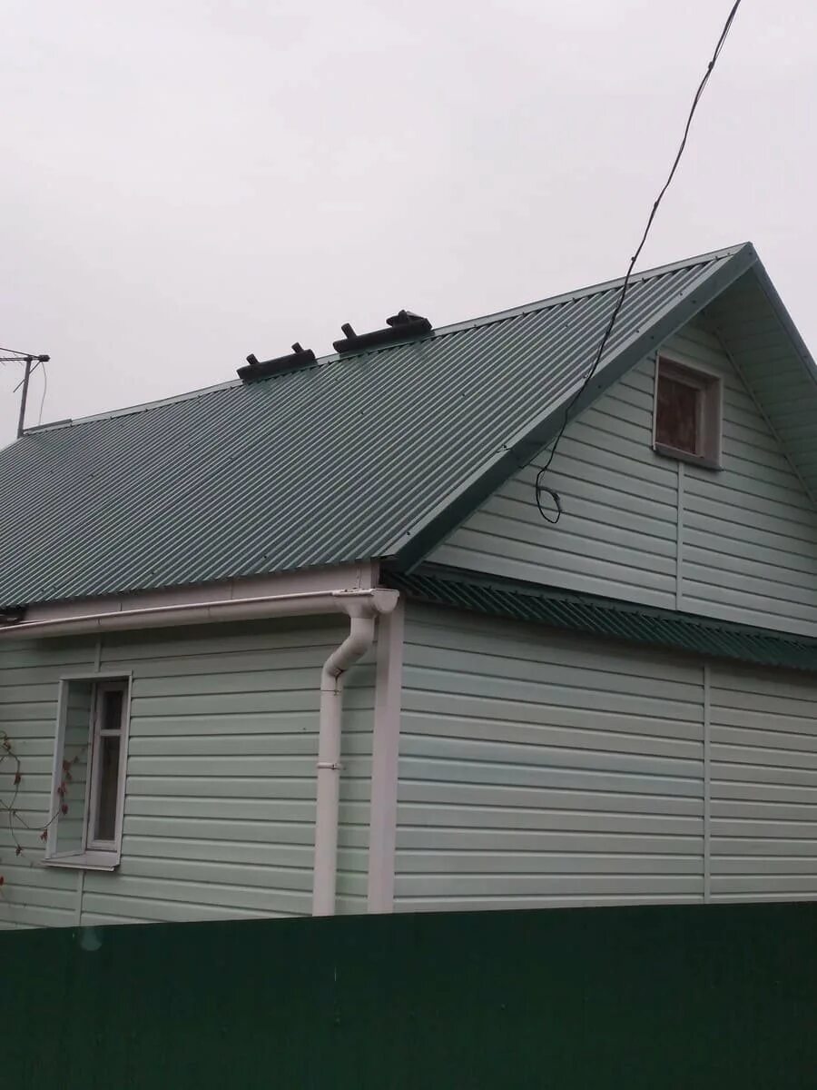 Крыша двухскатная металлопрофиль. Профнастил с21 гранд лайн. Двускатная кровля профнастил. Крыша из профнастила двухскатная коричневая. Кровля профнастилом мп20.