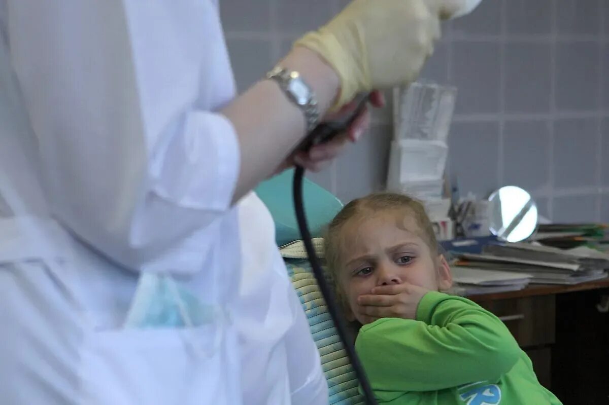 Ребенок у стоматолога. Детские страхи стоматолога. Ребенок боится стоматолога. Страх врачей у детей.