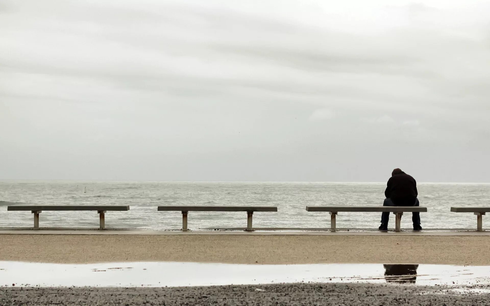 Одинокий человек у моря. Человек на скамейке у моря. Море одиночество. Грустный одинокий человек. Быть одиноким среди людей