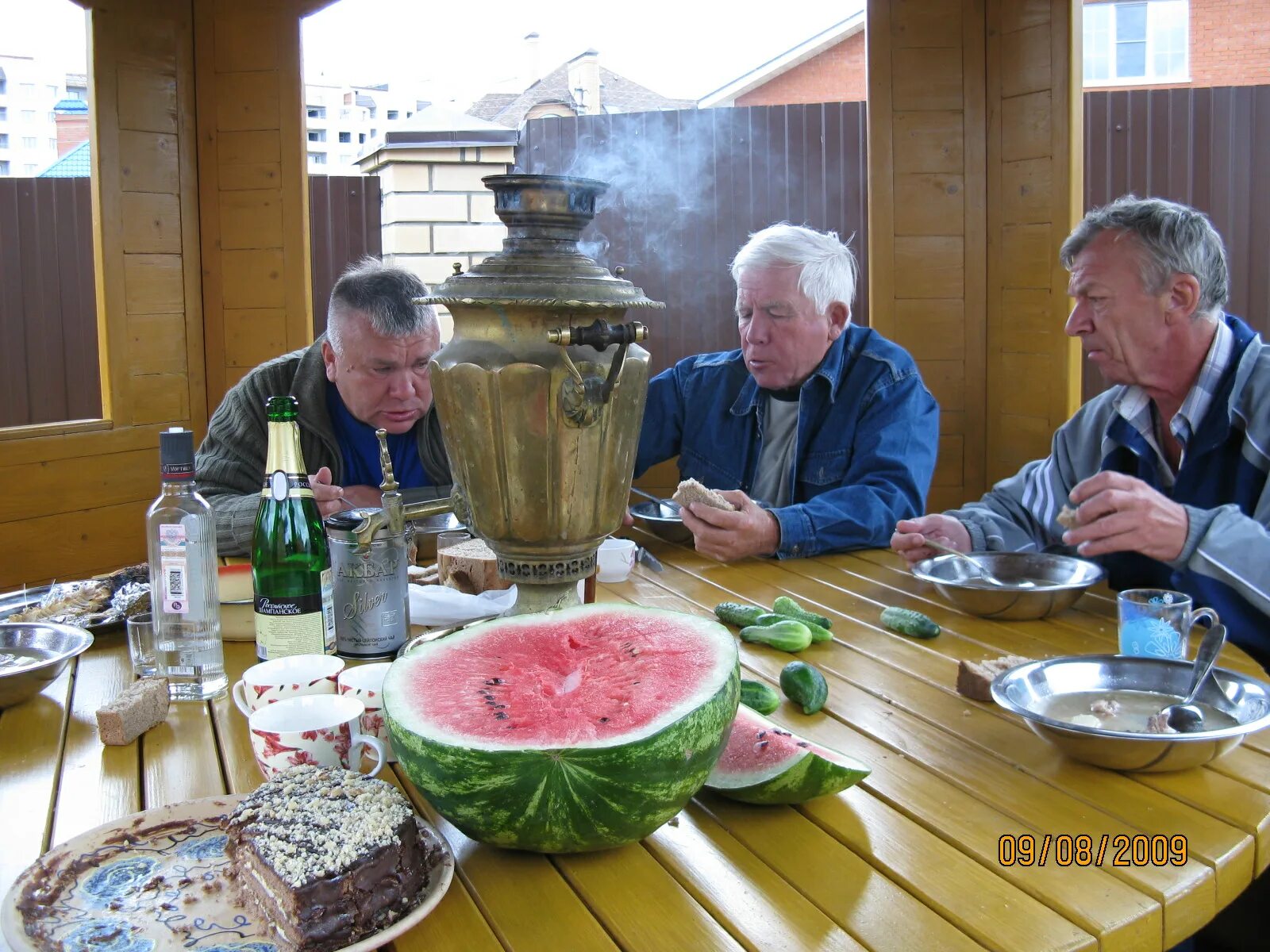 Самовар с лицом. Человек самовар лицо. Лицо через самовар. Большая стопка блинов самовар бублики. Лицо самовара