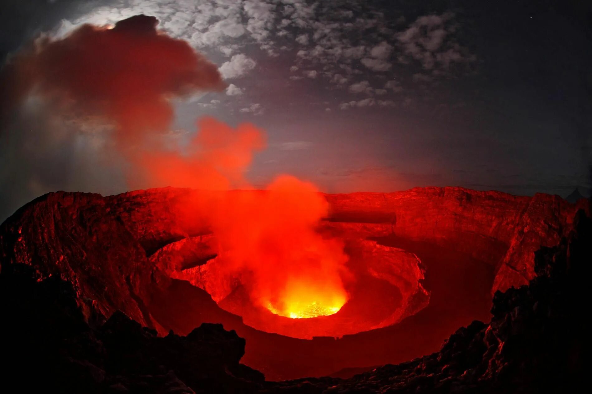 Кипение в горах. Ньирагонго лавовое озеро. Ньирагонго вулкан извержение. Вулкан в Конго Ньирагонго. Озеро вулкана Ньирагонго (Конго).