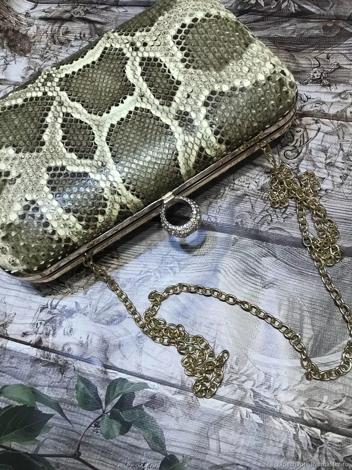 Gaude клатч под питона. Клатч питон. Клатч из питона. Sabellino клатч под питона. Гальяно клатч питон.