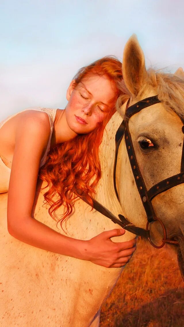 Redhead riding. Рыжеволосая девушка на коне. Рыжая девушка на лошади. Наездница. Рыжая девочка на рыжем коне.