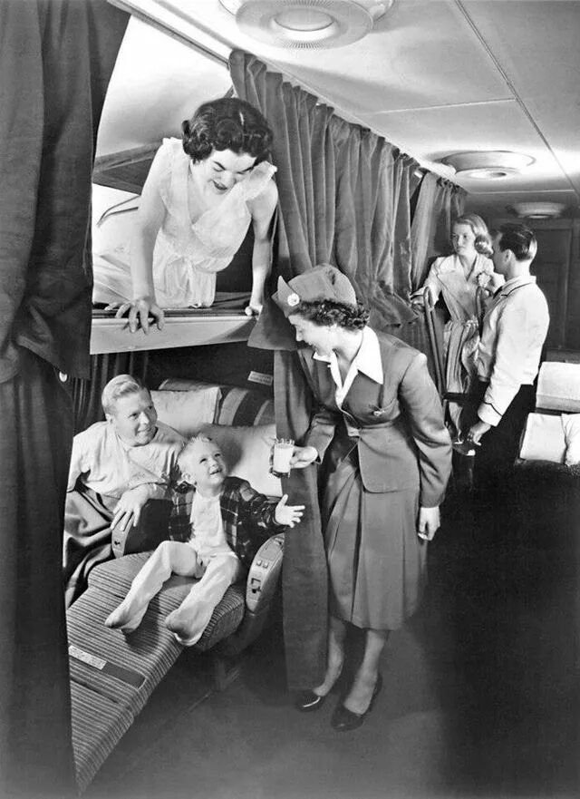 Как летали самолетами раньше. Боинг 377 Стратокруизер. Салон самолета Boeing 377 Stratocruiser. Boeing 377 Stratocruiser 1947 салон. Боинг 377 Стратокруизер фото.