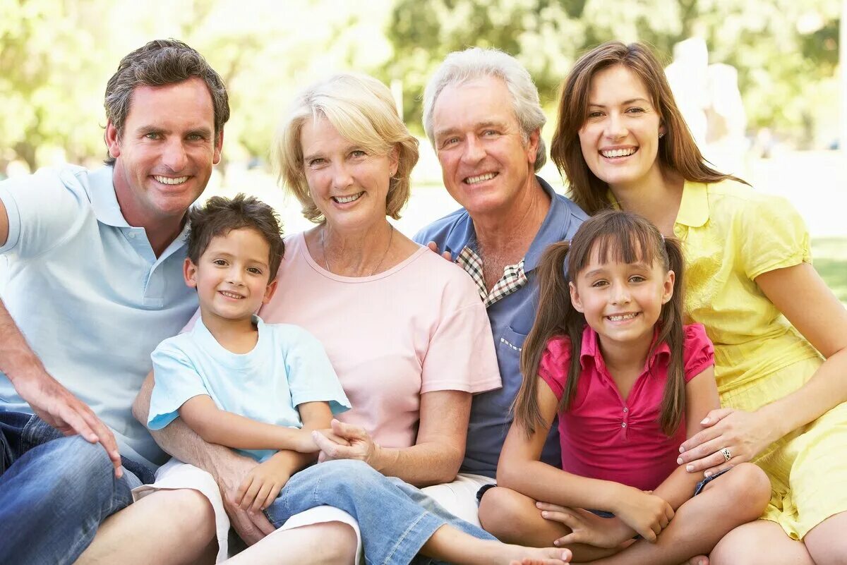 Папа мама и внучка. Ребенок в семье. Фотография семьи. Счастливая большая семья с родителями. Счастливая семья с бабушкой и дедушкой.