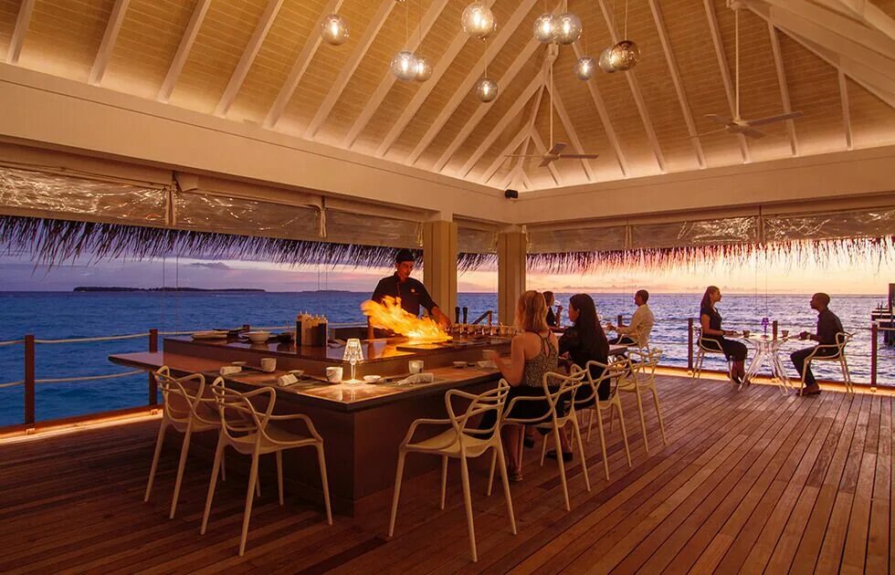 Мальдивы адлер ресторан. One & only reethi rah 5*. Ресторан на мальдивах. Ресторан на мальдивах. Conrad maldives rangali island.