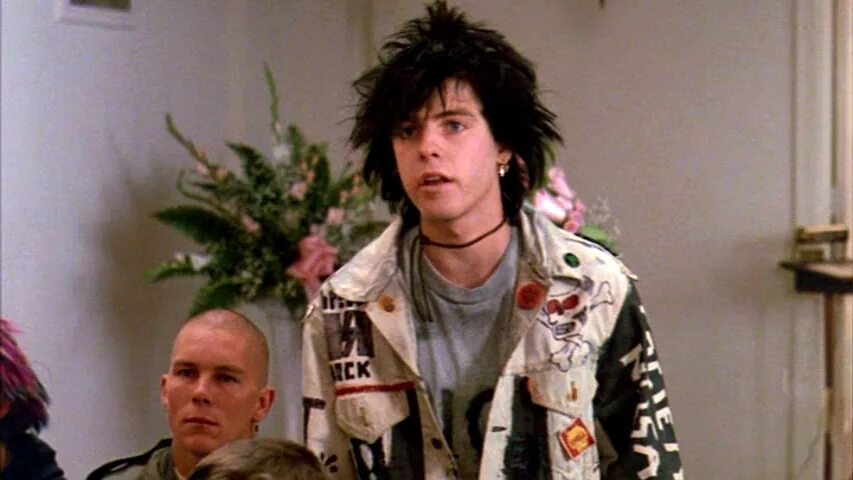 Пригород 1983. Пригород фильм 1983. пригород 1983 suburbia. субурбия фильм 1984. дженнифер клей пригород 1983.