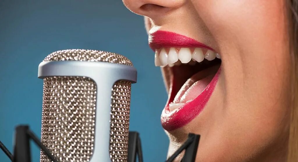 Рота поет. Женщина с микрофоном. Человек поет в микрофон. Микрофон и губы. Красивый голос.