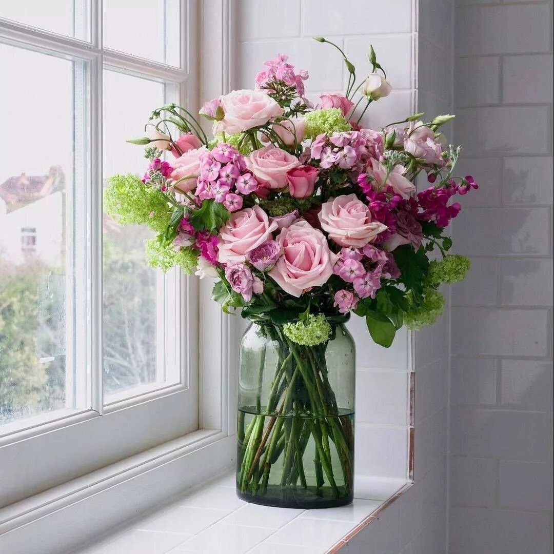 Букет цветов на подоконнике. Букет интерьерный. Цветы в прозрачной вазе. Живые цветы в вазе.