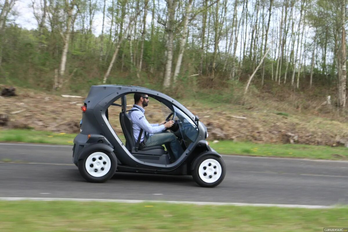 Смарт менее. Маленький рено twizy. рено 2 местная. рено смарт. рено трехколесный.