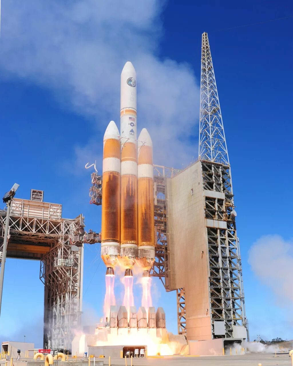 Delta iv heavy. Ракета Дельта 4 хеви. Ракетоноситель Дельта 4. Ракета Delta 4 на космодроме Ванденберг. Ракета Дельта 5.