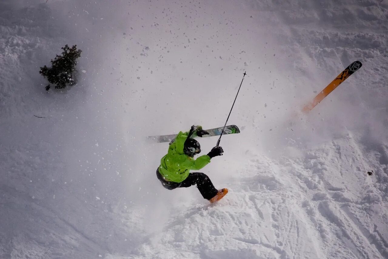 Упавший лыжник. Лыжник падает. Лыжник упал. Лыжник падает с горы. Фристайл холодный снег.