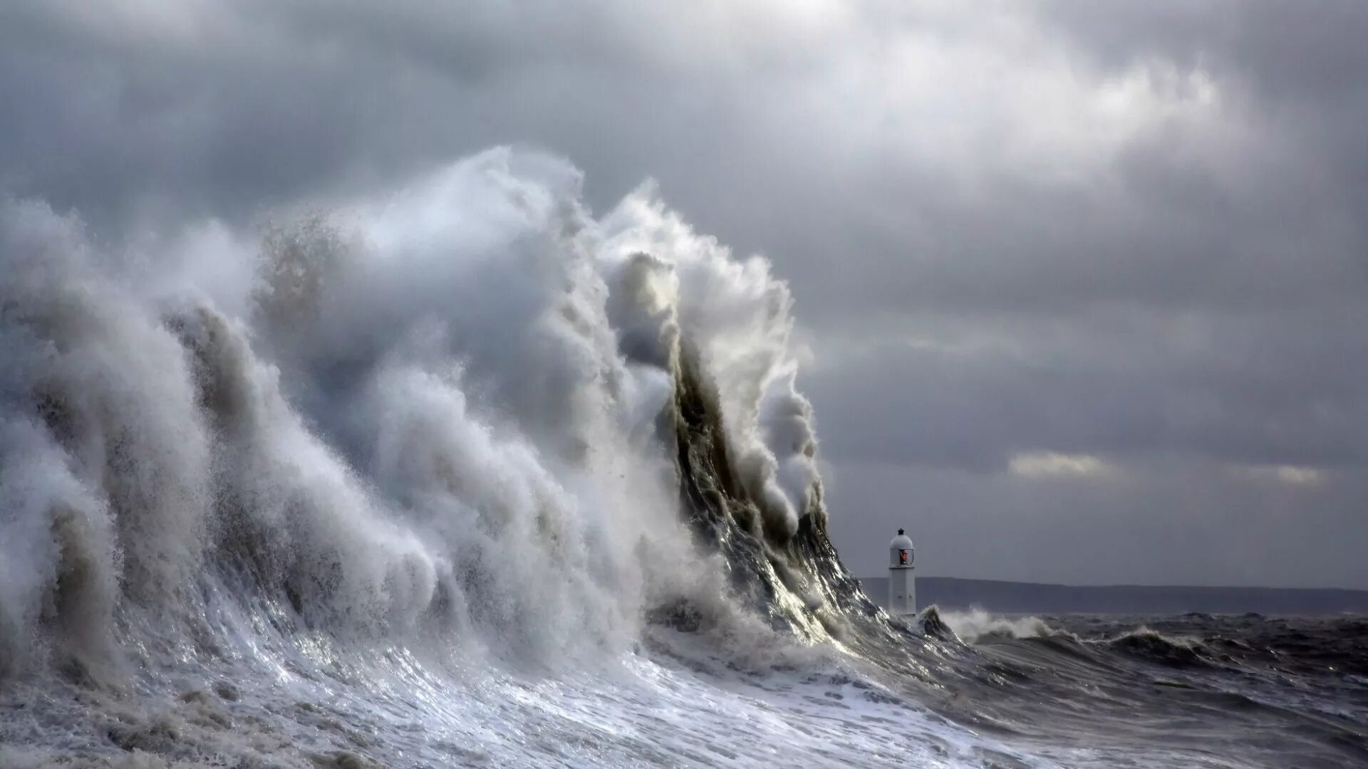 Ветер поднимал волны. Каспийское море шторм. Атлантический океан шторм. Энди Симмонс пейзаж море шторм. Бискайский залив волны убийцы.