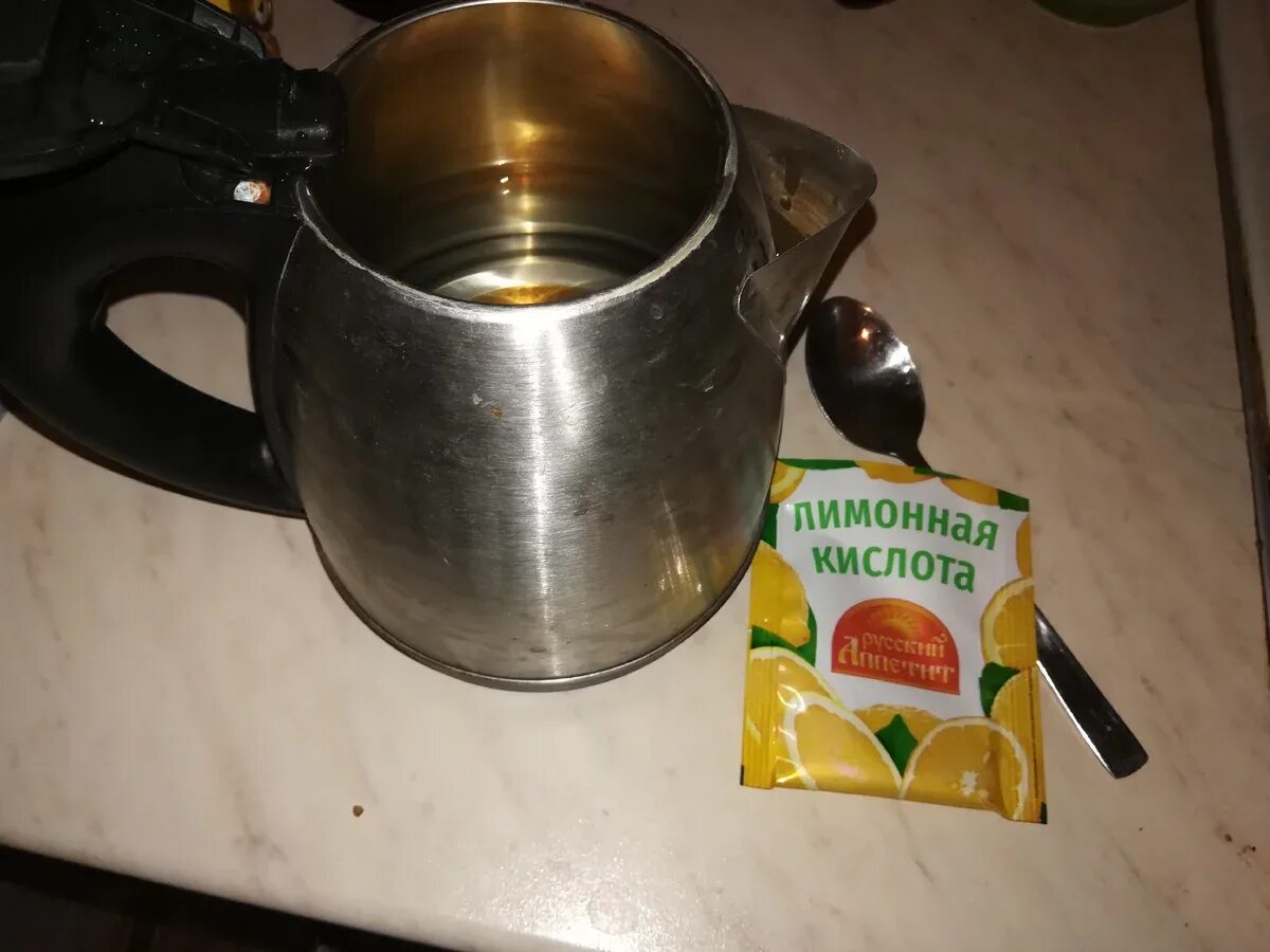 Отмыть чайник от накипи лимонной кислотой. Лимонная кислота от накипи в чайнике. Накипь в чайнике лимонной кислотой. Накипь лимонная кислота электрический чайник. Лимонная кислота для чайника.
