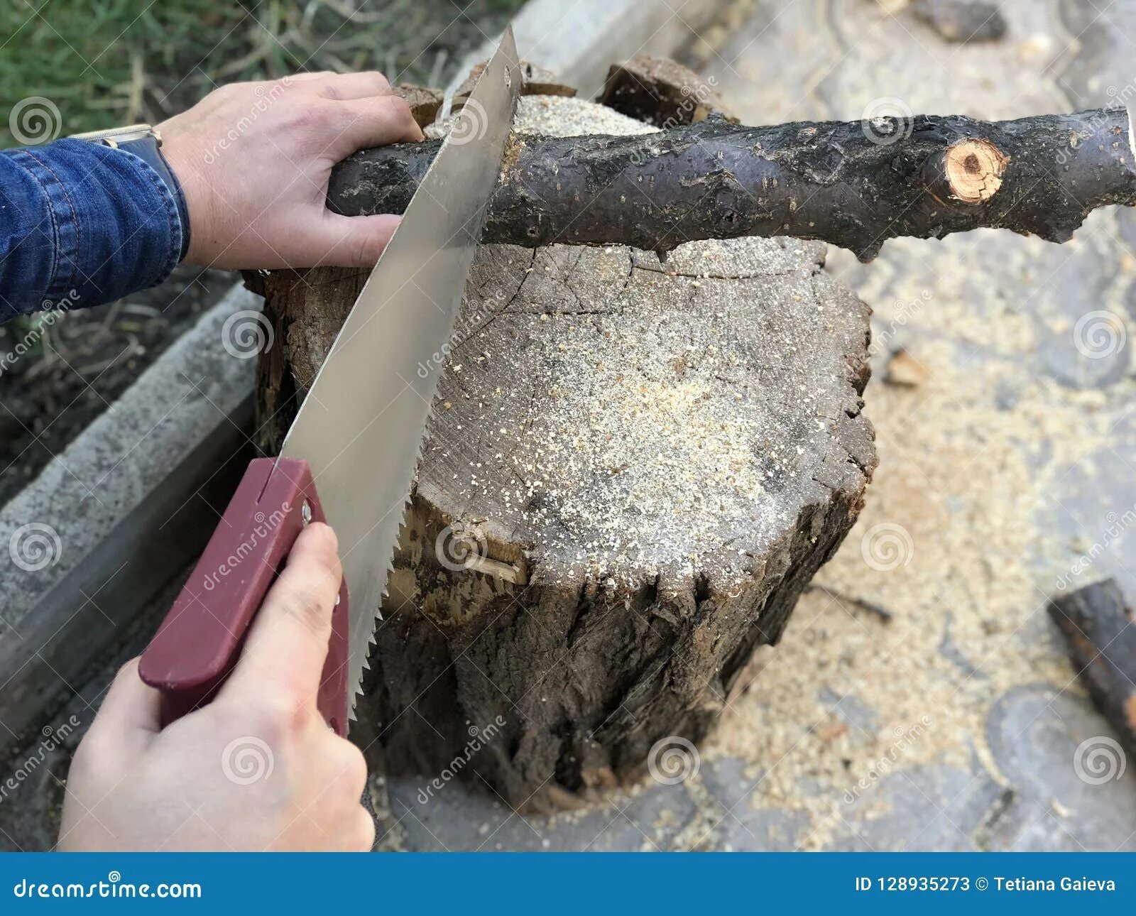 Рука пилить. Деревянная бензопила. Рука пилить. Рука пилить. Пиление по дереву.