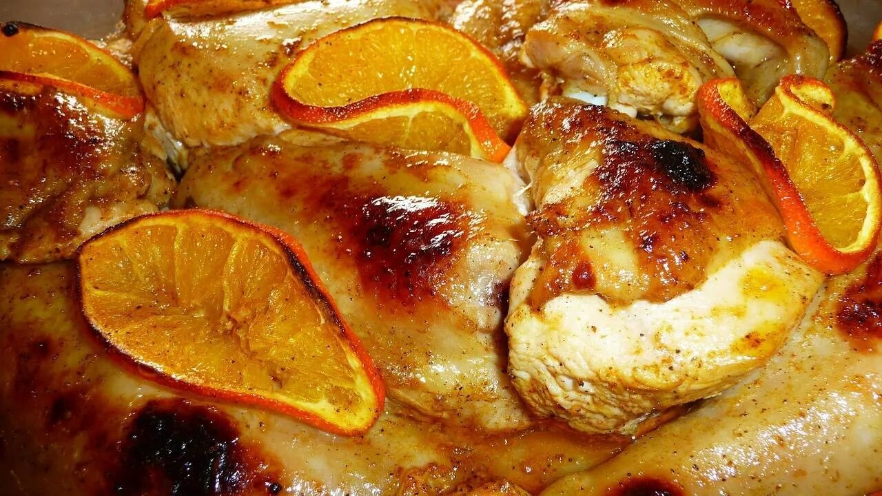 Курица с апельсинами в духовке. Грудка с апельсинами в духовке. Курица запеченная с апельсинами в духовке. Куриная грудка с апельсинами в духовке.