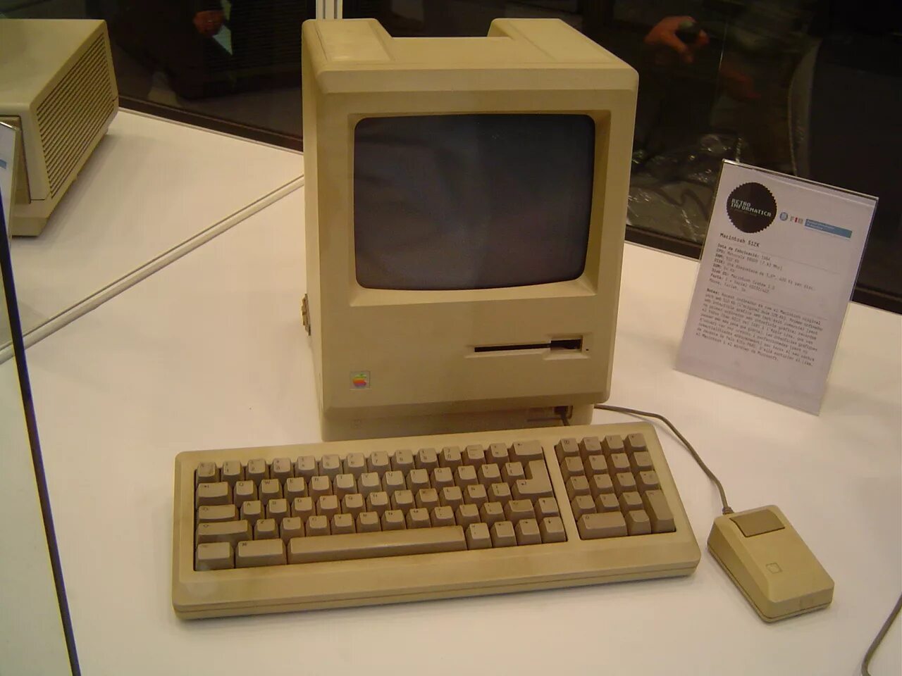 Old computer. Компьютер макинтош 1984. Старый компьютер. Самый старый компьютер. Самый старый ПК.