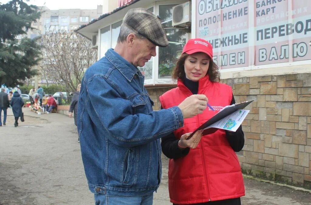 На выборах работают волонтеры. Подработка в Алчевске. Национальный проект комфортная городская среда. Волонтеры в работе.