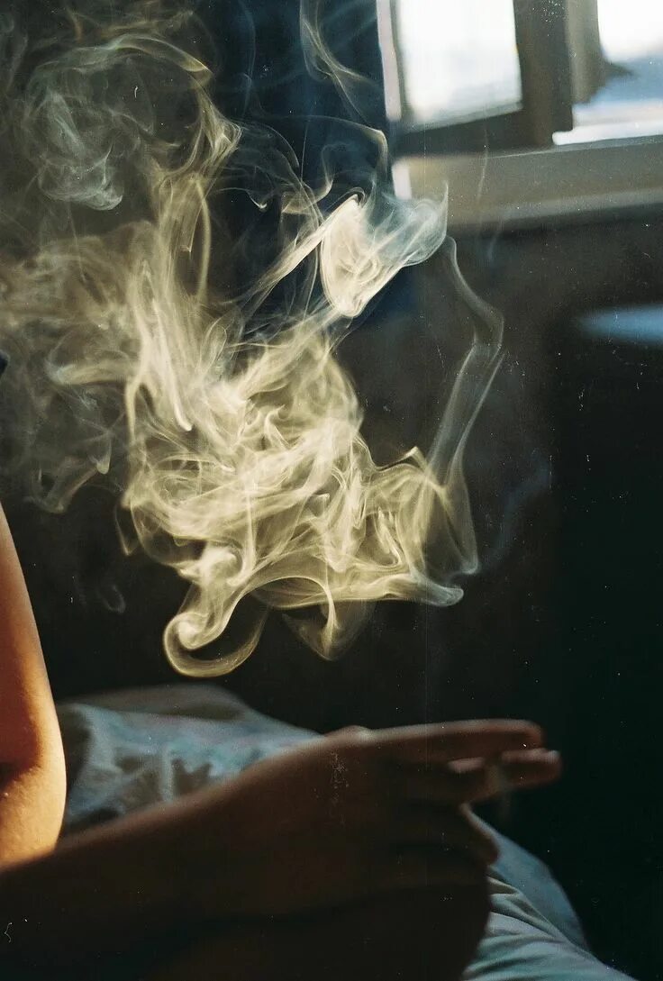 Пошло по комнате дымок. Блондинка в дыму. Девушка с сигаретой. Девушка в дыму. Девушки с дымом сигарет.