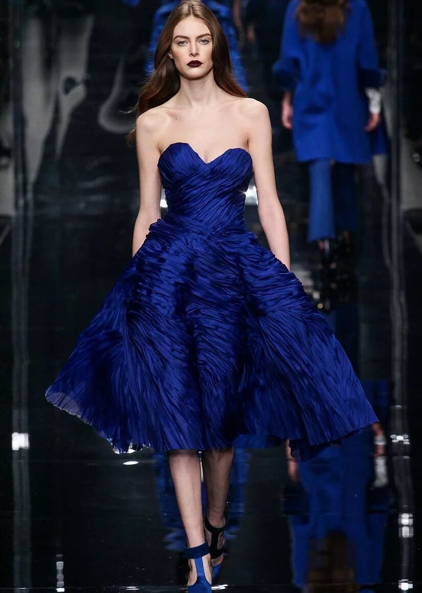 сочетание цветов в одежде красный. контрастные цвета в одежде. синий цвет на подиуме. мода в синем цвете. платье вечернее синее подиум.