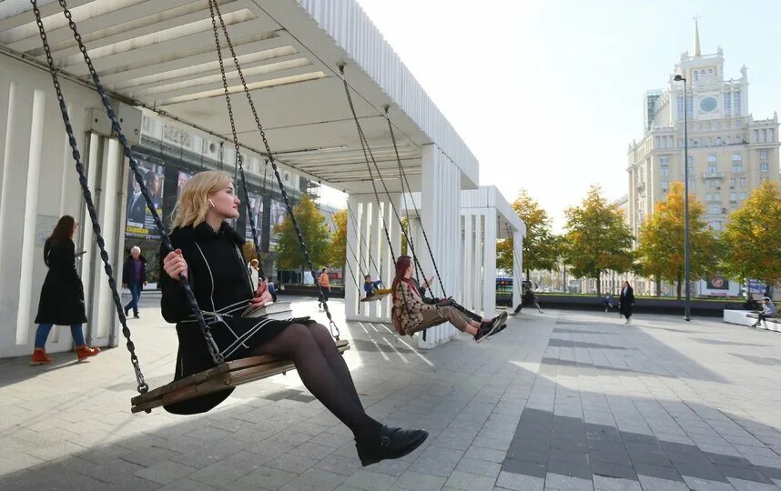 Ощущается в москве. Маяковская качели Триумфальная площадь. Площадь Маяковского в Москве качели. Метро Маяковская качели. Качели на Маяковского Москва.