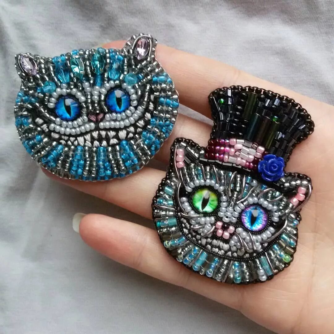 Брошь кот. Йошкин кот самодельный из бисера брошь. брошь чеширский кот мастер класс из бисера видео. чеширский кот брошь из бисера со страховой цепочкой.