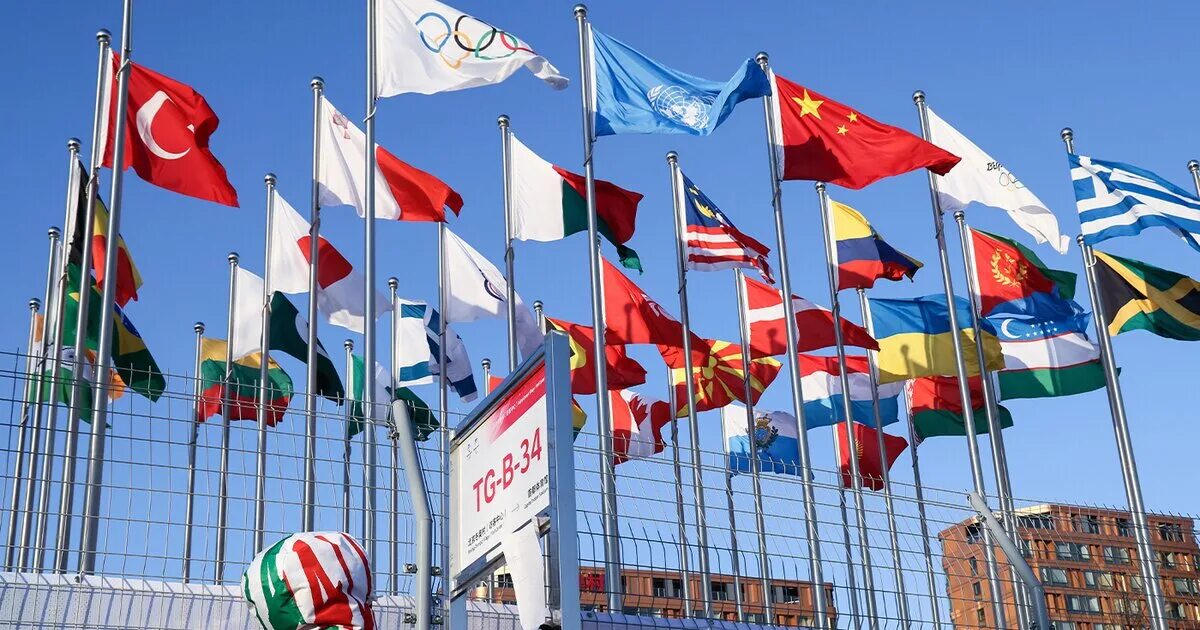 Олимпийские игры 2022 деревня. Флаг России на Олимпиаде в Пекине 2022. Флаги стан на олимйских. Олимпийские сборные стран