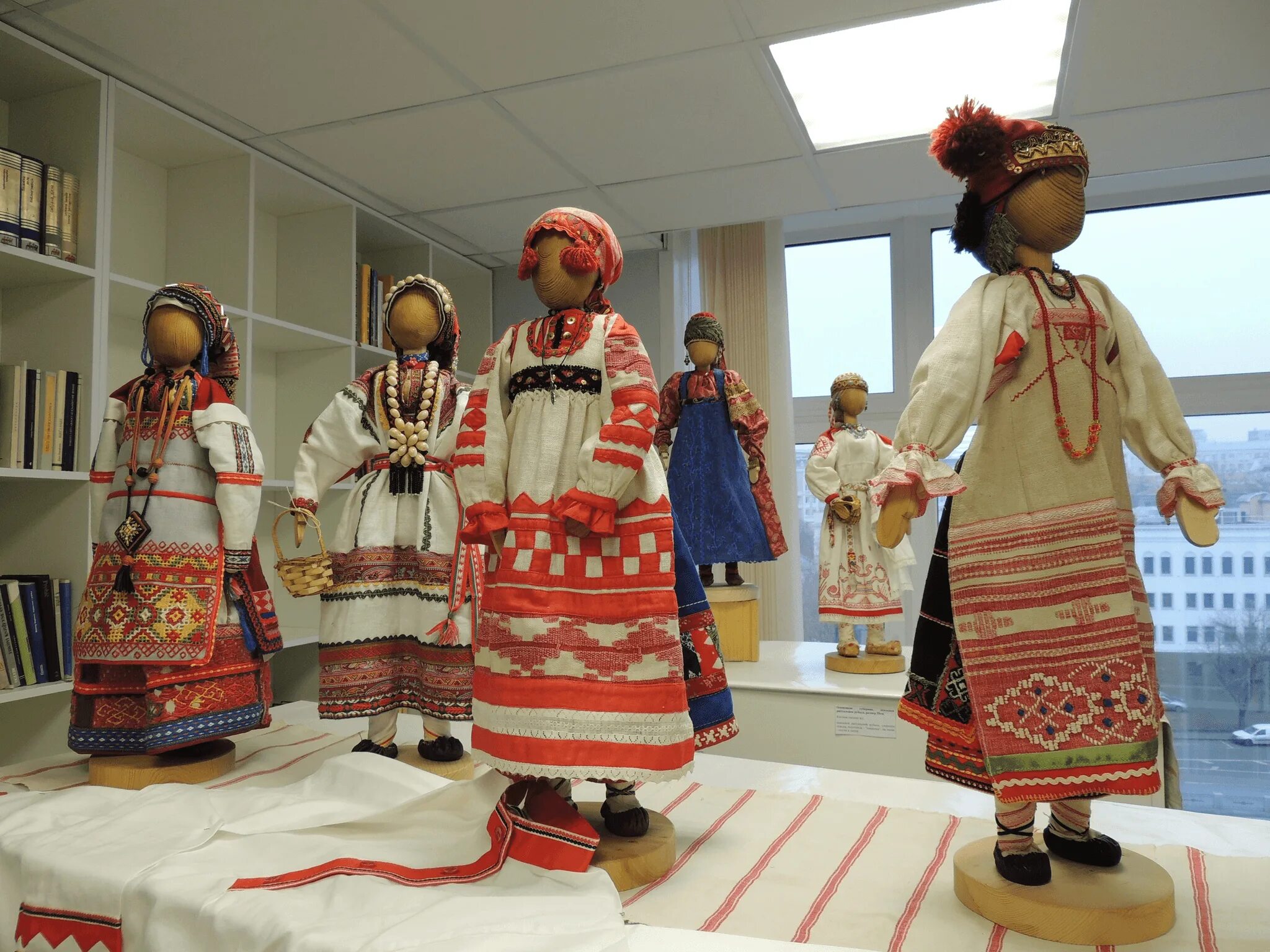 Музеи русским народным костюмом. Этнографический музей спб русский костюм. Выставка народных костюмов. Национальный музей карелии каргопольская вышивка. Музеи русским народным костюмом.