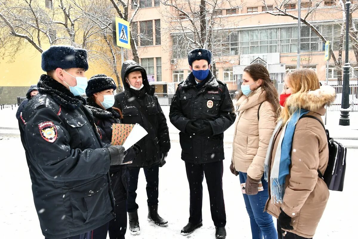 Несовершеннолетний и полиция. УУП С несовершеннолетней. Беседа полиции с несовершеннолетними. Молодежная преступность.