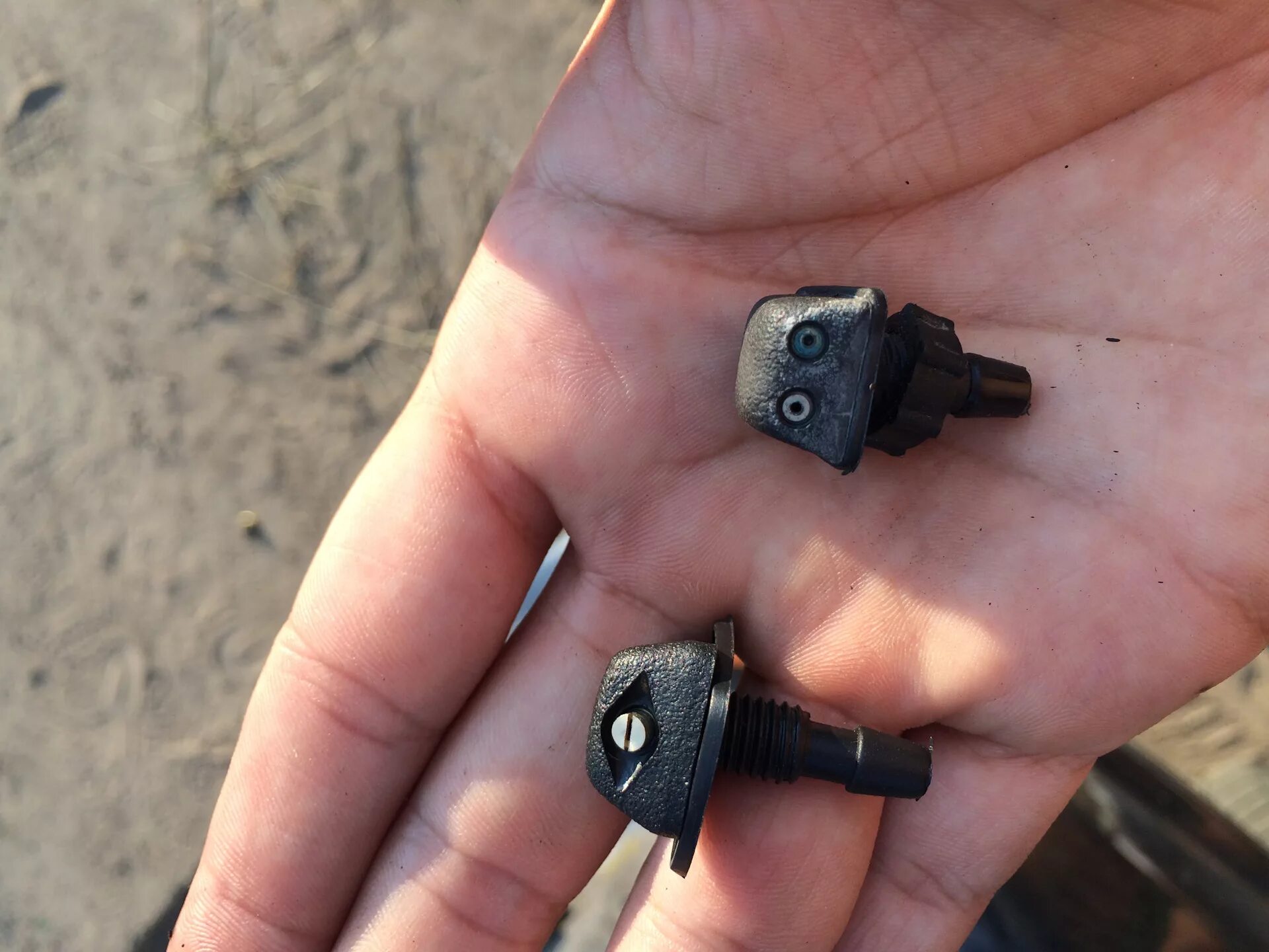 Омыватели лобового стекла ваз 2114. Форсунки омывателя лобового стекла ваз. Форсунки омывателя приора 2. Омыватели лобового стекла ваз 2114. Форсунки омывателя лобового стекла ваз 2114.