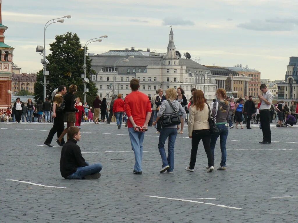 Люди на улицах москвы. Красивые люди в москве. Прохожие на улице. Люди в городе. Люди на улицах москвы.