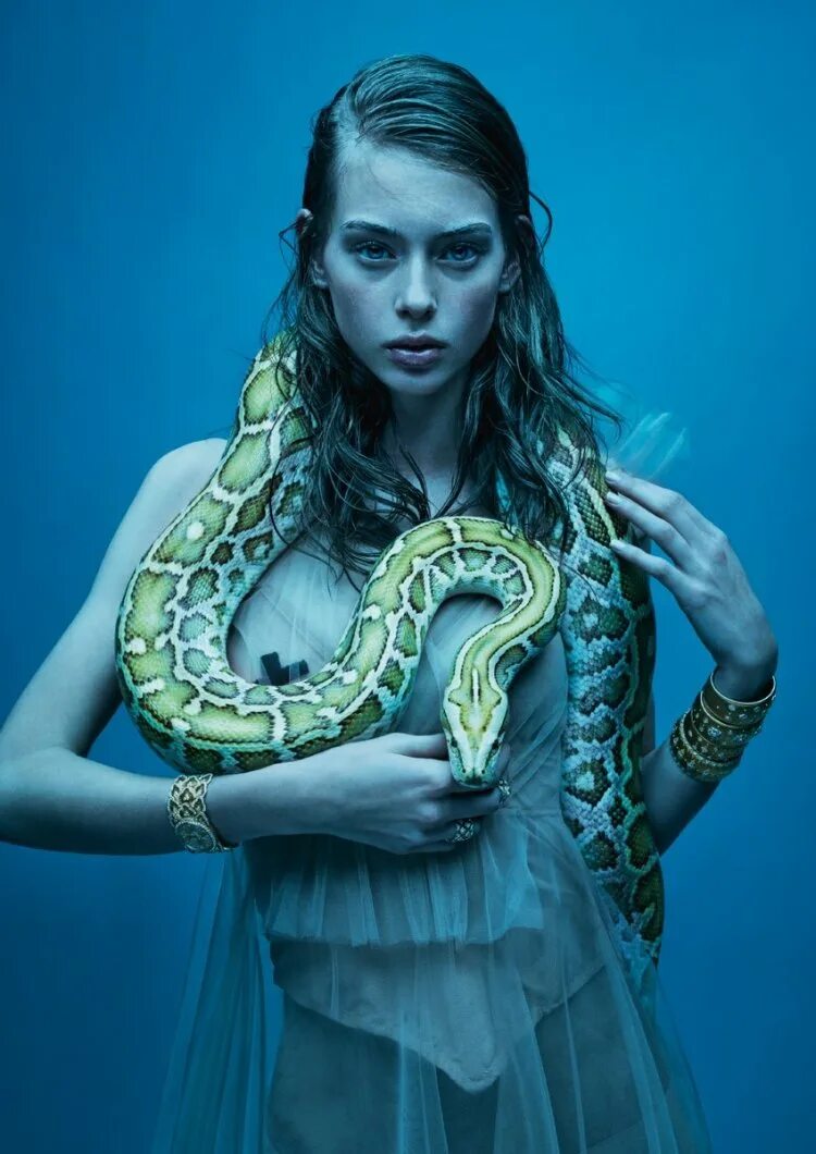 Девочка змейка. Девушка змея. Фотосессия со змеей. Девушка со змеями. Красивая девушка со змеей.