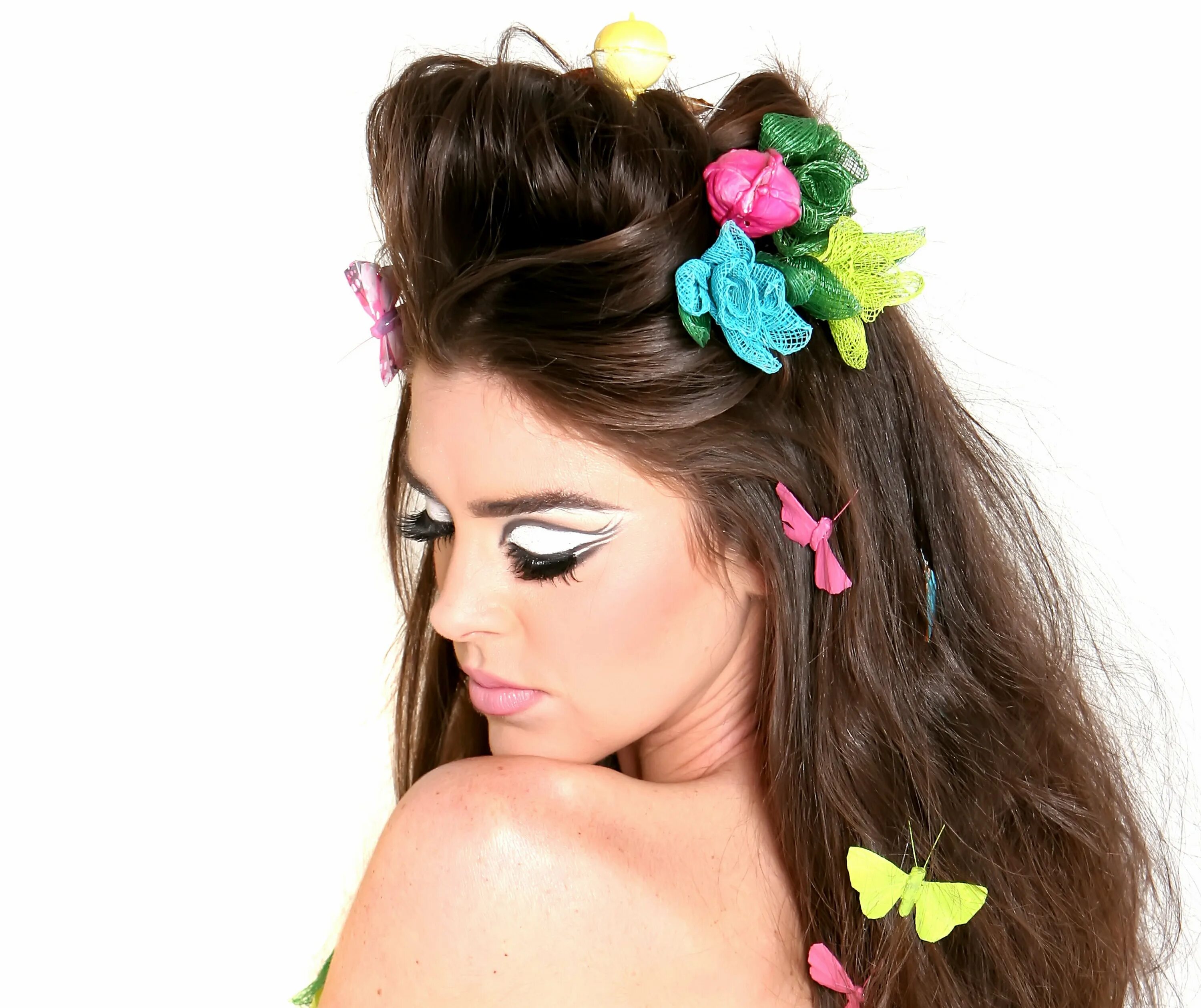 Причёски для девушек. Прическа на белом фоне. Прическа с бабочками в волосах. Прическа с цветами в волосах. Стрижка волос бабочка
