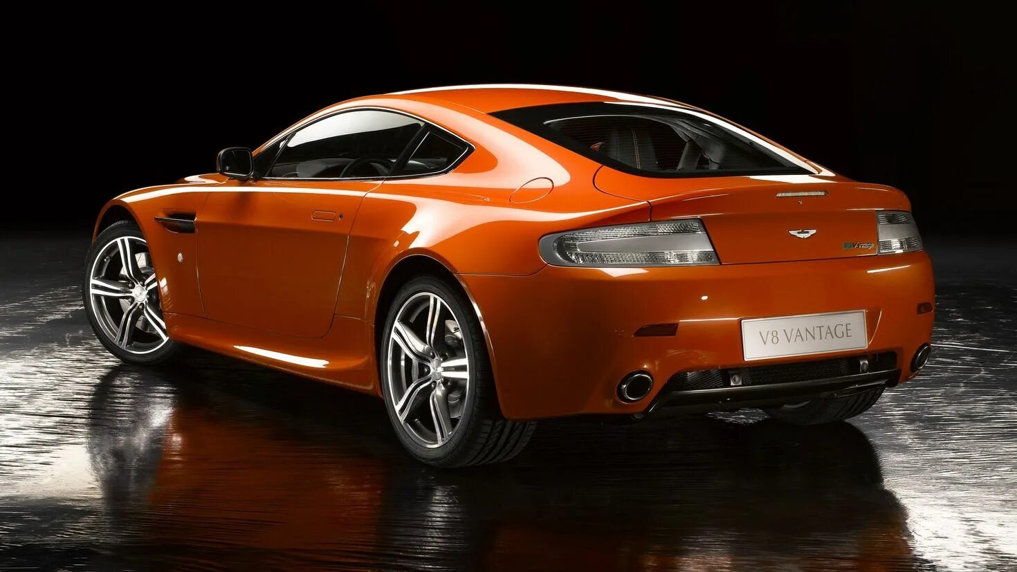 Включи оранжевый автомобиль. Aston Martin Vantage Wallpaper.