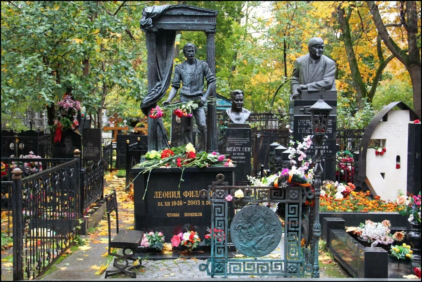 Где похоронен ваксман. Памятник Леониду Филатову на Ваганьковском кладбище. Филатов Ваганьковское кладбище.