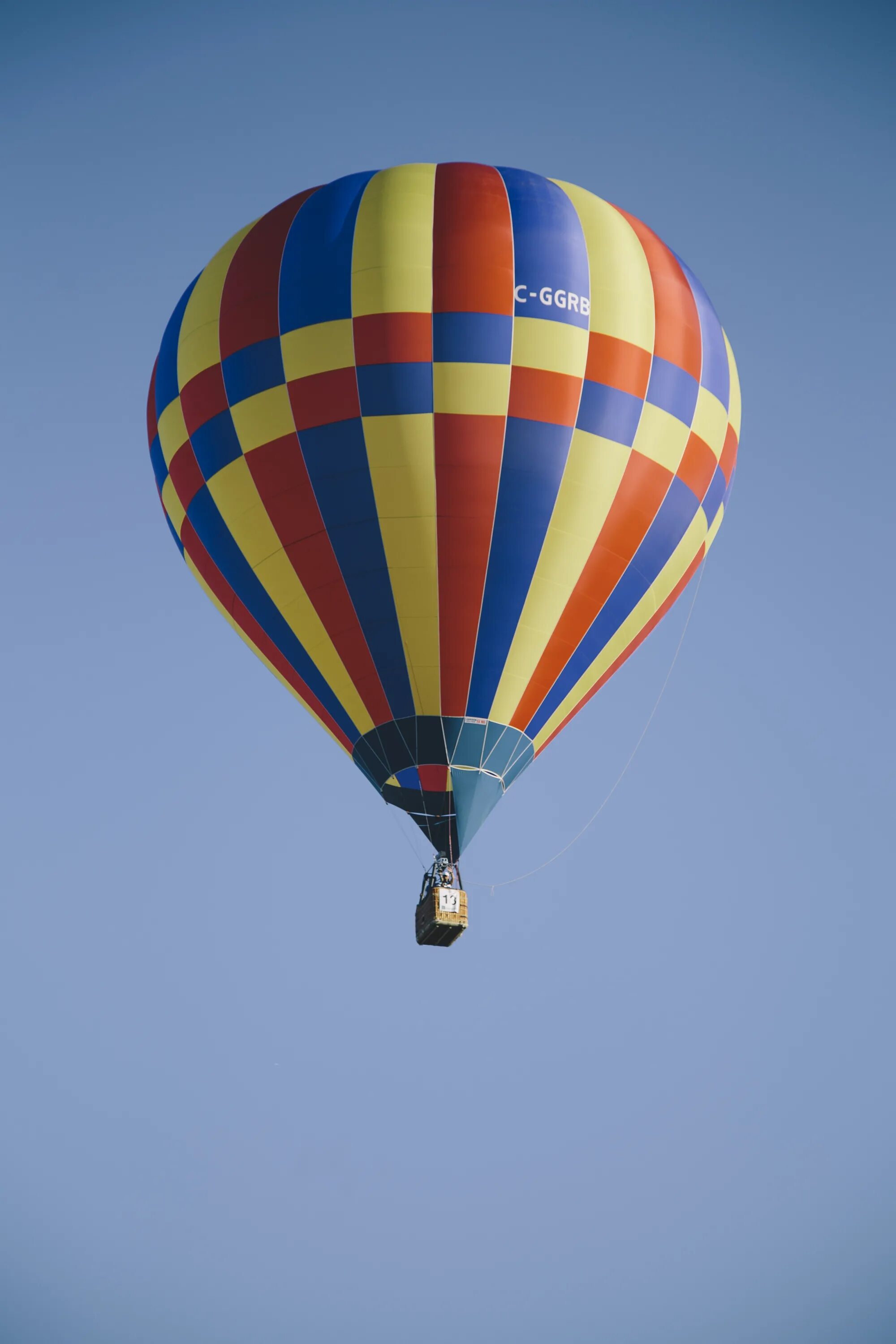Воздушный шар. Воздушный шар с корзиной. Летающий воздушный шар. Воздушные шары с корзиной.