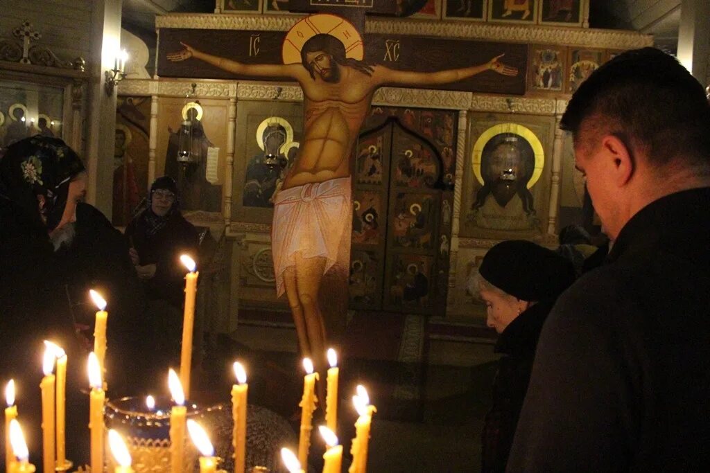 Распятие в храме. В храме перед распятием. Человек в церкви перед распятием. Страстная неделя.