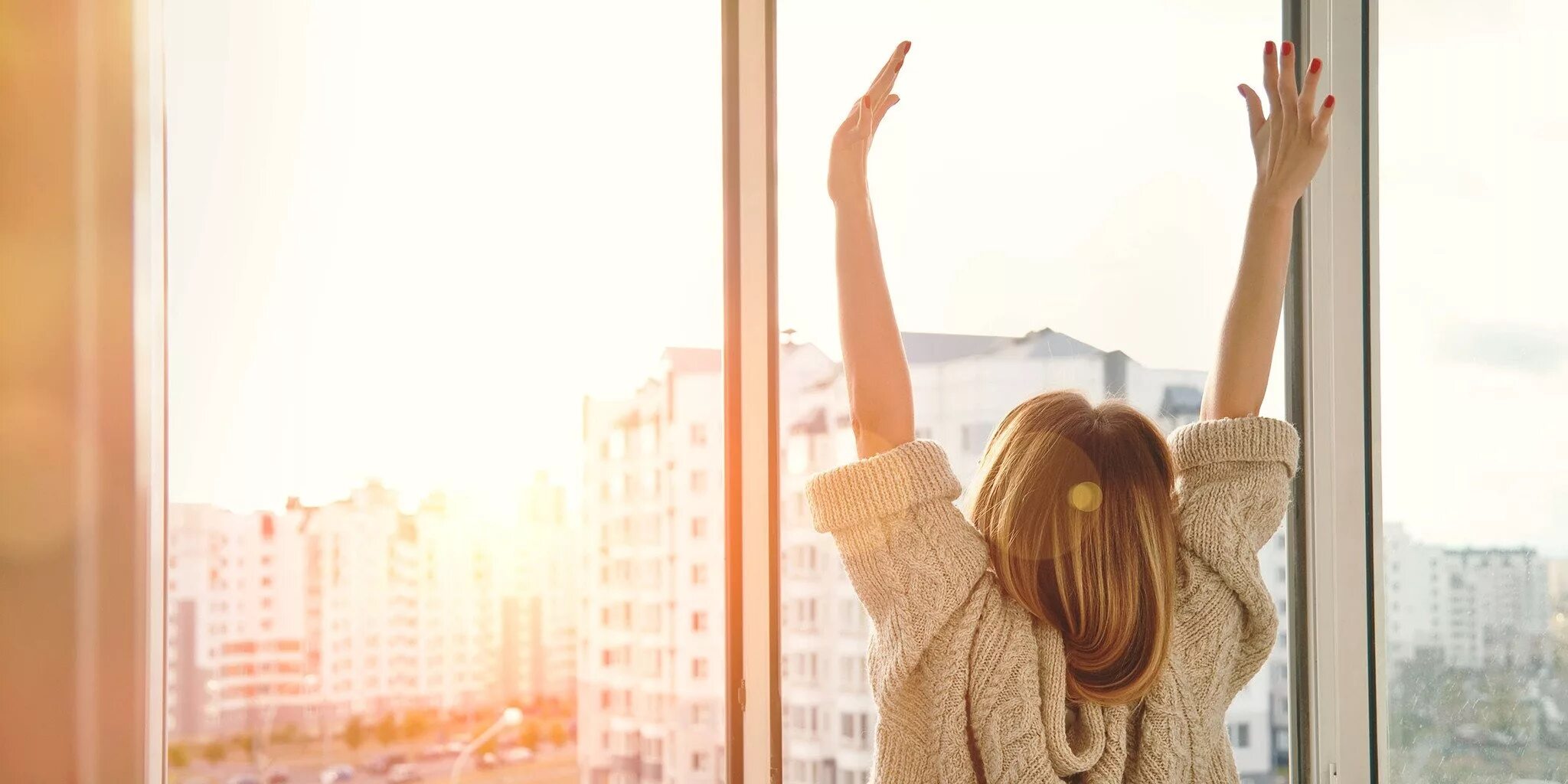 Женщина утром с будильником. Шумное утро. Шумное утро. Выключает будильник. Доброе утро мотивация.