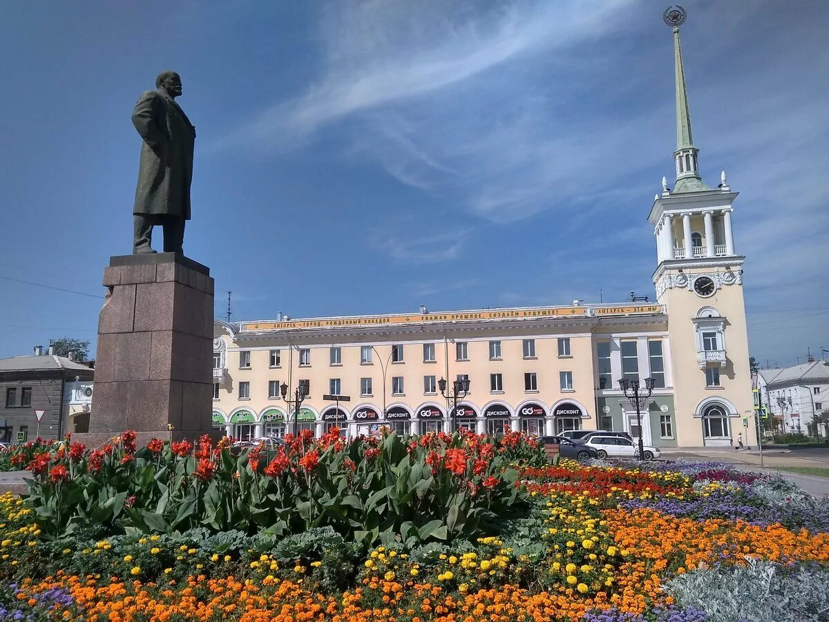 Площадь ленина часы работы. Город Ангарск площадь Ленина. Памятник Ленину Ангарск. Площадь Ленина Ангарск Ангарские куранты. Памятник Ленину в городе Ангарск.