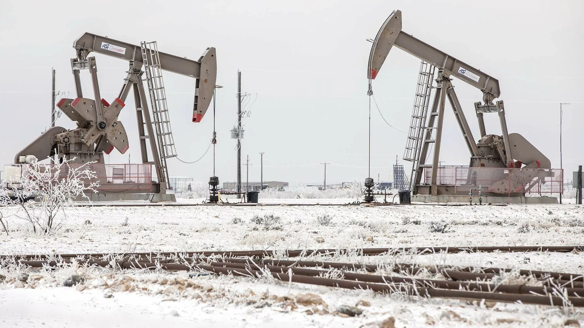 Нефть в техасе. Нефтяные вышки в техасе. Нефтяные вышки в техасе. Нефть в техасе. Сланцевый газ месторождения в сша.