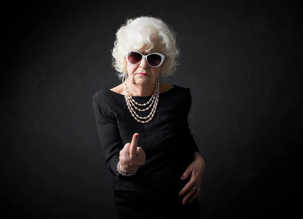 Flip people. Бабки в черных очках. Средний палец бабушки. Красивая пожилая женщина. Бабушка в темных очках.