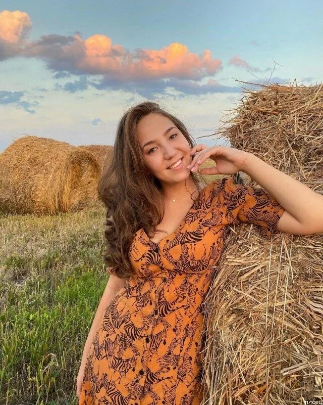 Красивая девушка села. Девушка сидит на корточках. Девушка лето. Красивые деревенские девушки. Красивая девушка в поле.