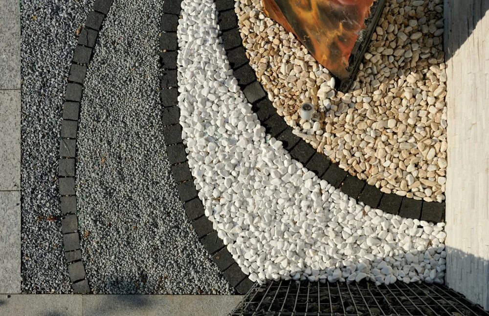 Мраморная крошка цветная в леруа мерлен. Разноцветные камни для декора. Крошка мраморная бежевая галтованная. Декоративная крошка фельзит "полосатый", фр. Галька цветная декоративная.